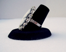 Carica l'immagine nel visualizzatore di Gallery, Cameo with Rhinestone Border Ring