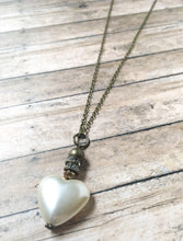 Cargar imagen en el visor de la galería, Heart pendant necklace