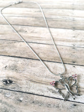 Cargar imagen en el visor de la galería, Butterfly with pink rhinestones necklace