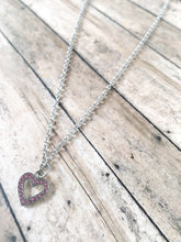 Cargar imagen en el visor de la galería, Small pink rhinestone heart necklace