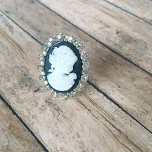 Carica l'immagine nel visualizzatore di Gallery, Cameo with Rhinestone Border Ring