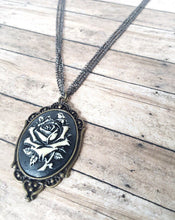Charger l'image dans la galerie, Rose cameo necklace
