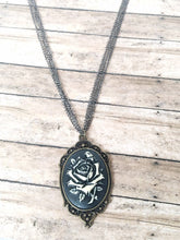 Charger l'image dans la galerie, Rose cameo necklace