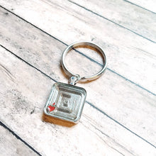 Cargar imagen en el visor de la galería, Maze of Hearts Keychain