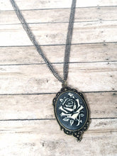 Charger l'image dans la galerie, Rose cameo necklace
