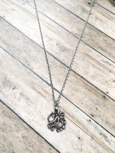 Lade das Bild in den Galerie-Viewer, Ursula inspired necklace
