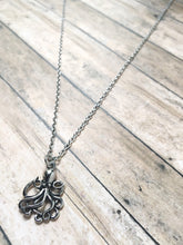 Lade das Bild in den Galerie-Viewer, Ursula inspired necklace
