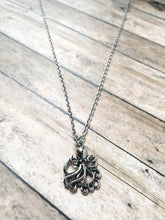 Load image into Gallery viewer, Ursula inspired necklace
