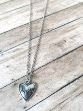Lade das Bild in den Galerie-Viewer, Heartbeat necklace
